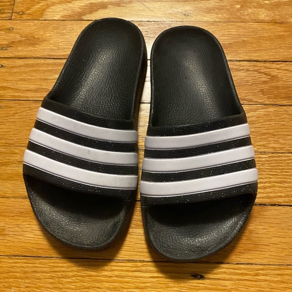Adidas Black and White Kids Slides - Picture 1 of 2